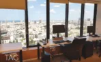 שולחנות עבודה לאורך חלון פנורמי במגדל לוינשטיין תל אביב - תג נכסים