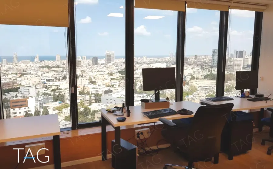 שולחנות עבודה לאורך חלון פנורמי במגדל לוינשטיין תל אביב - תג נכסים