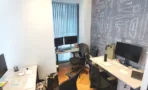 אזור עבודה עם עמדות מחשב וקיר איורים בסגנון לוח גיר