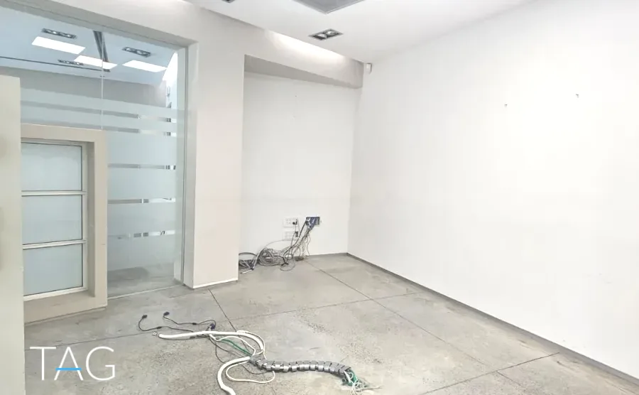 חדר ריק לפני אכלוס במשרד 210 מ