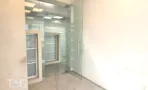 חדר עם דלת זכוכית וחלון פנימי במשרד 210 מ