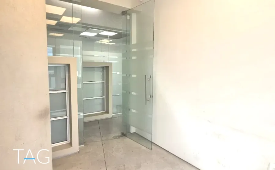 חדר עם דלת זכוכית וחלון פנימי במשרד 210 מ