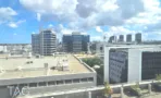 נוף מהמשרד בלייף פלאזה אל גגות בנייני המשרדים של הרצליה פיתוח