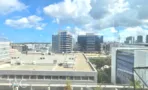 מרפסת המשרד בלייף פלאזה עם מעקה זכוכית ונוף אל הרצליה פיתוח