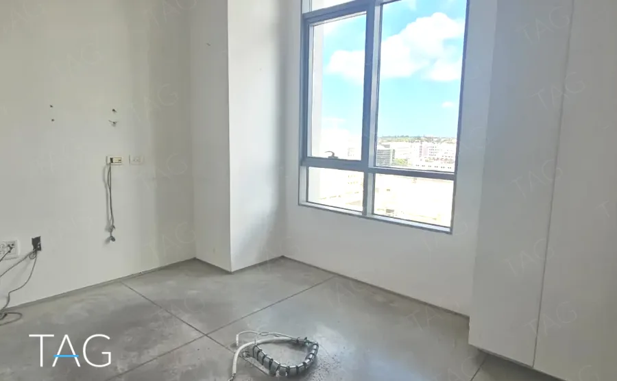 חדר עם חלון פינתי במשרד 210 מ