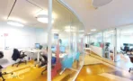 משרד להשכרה 520 מ״ר במגדלי עזריאלי, חדר עבודה מזוגג עם עמדות מחשב ולוח מחיק