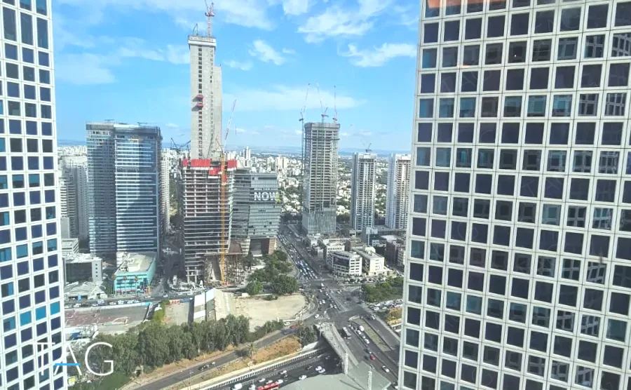 משרד להשכרה 165 מ״ר במגדלי עזריאלי, נוף עירוני של מגדלי תל אביב מהחלון