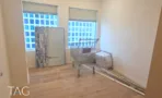 משרד להשכרה 165 מ״ר במגדלי עזריאלי, חדר עם פרקט וחלונות בזמן עבודות התאמה