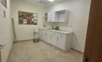 משרד להשכרה 165 מ״ר במגדלי עזריאלי, מטבחון עם ארונות לבנים וכיור