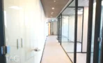 מסדרון משרדים עם מחיצות זכוכית