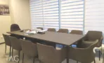 חדר ישיבות עם שולחן ארוך