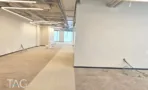 חלל עבודה פתוח עם קיר גבס בקומת 1,300 מטר במגדל לנדמרק