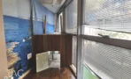 משרד להשכרה 387 מ״ר במגדל פלטינום, פינת מרפסת עם טפט נוף ים ודלפק עץ