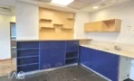 משרד להשכרה 387 מ״ר במגדל פלטינום, מטבחון עם ארונות כחולים ומדפי עץ