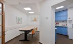 חדר ישיבות קטן ופתח למטבחון בחלל המשרד להשכרה במגדל על