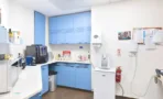 מטבחון עם ארונות כחולים, מכונת קפה ובר מים במשרד להשכרה במגדל על