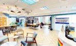 לובי משרד עם פינות ישיבה צבעוניות במגדל לוינשטיין - תג נכסים