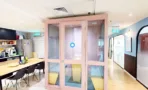 תא שיחה ורוד ומטבחון צבעוני במגדל לוינשטיין - תג נכסים