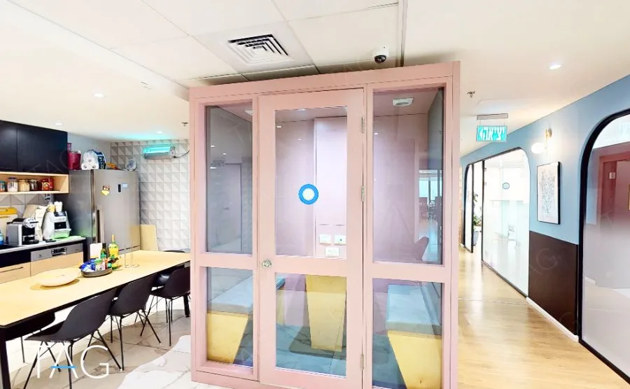 תא שיחה ורוד ומטבחון צבעוני במגדל לוינשטיין - תג נכסים