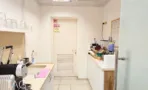 מטבחון במשרד להשכרה 220 מר במתחם שרונה, משטח עבודה לבן ומכונת קפה - תג נכסים