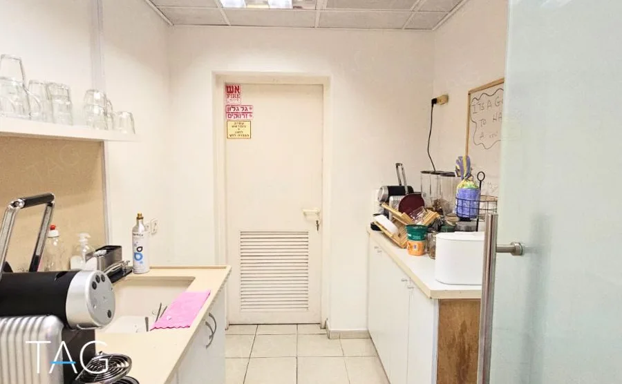 מטבחון במשרד להשכרה 220 מר במתחם שרונה, משטח עבודה לבן ומכונת קפה - תג נכסים