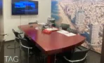 משרד להשכרה הכניסה של המשרד 120 בבית הטקסטיל עם מרספת ענקית