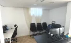 חדר עבודה עם עמדות ווילון בד לבן במשרד להשכרה באזור עזריאלי בתל אביב