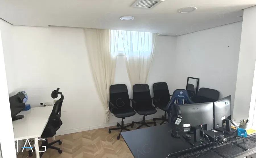 חדר עבודה עם עמדות ווילון בד לבן במשרד להשכרה באזור עזריאלי בתל אביב