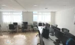 שורת עמדות עבודה מול חלונות עם וילונות במשרד להשכרה באזור עזריאלי בתל אביב