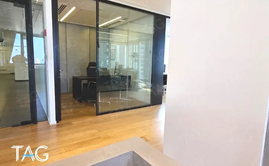 חדר עבודה עם קיר זכוכית במגדל רוטשילד 22