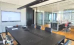 חדר ישיבות עם מסך במשרד במגדל רוטשילד 22