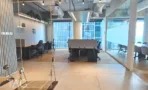 אופן ספייס עם נדנדה וצמחייה מול חלונות פנורמיים במשרד 1173 מ״ר במגדל אקרו