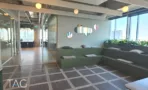 ספסל בנוי ירוק עם מראות עגולות ואדניות במשרד 1173 מ״ר במגדל אקרו