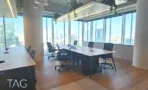 אופן ספייס בין עמודי בטון עם צמחייה תלויה במשרד 1173 מ״ר במגדל אקרו