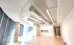 חלל משרדי בACRO BUSINESS CAMPUS עם תעלות מיזוג גלויות ותאורה ליניארית - תג נכסים