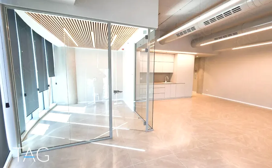 משרד בACRO BUSINESS CAMPUS עם מחיצת זכוכית, תקרת סנפירי עץ ורצפת אריחים - תג נכסים