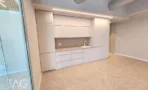 מטבח משרדי בACRO BUSINESS CAMPUS עם קיר ארונות לבן מלא וכיור משולב - תג נכסים
