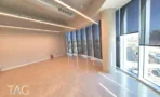חלל משרדי בACRO BUSINESS CAMPUS עם עמוד עגול, חלונות רצועה ותאורה ליניארית - תג נכסים