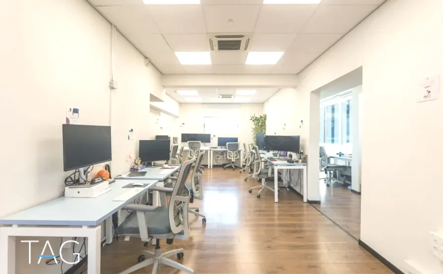 חלל עבודה פתוח עם עמדות ומסכים במשרד להשכרה בשדרות רוטשילד בתל אביב