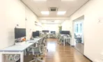 שתי שורות עמדות עבודה משני צידי המעבר במשרד להשכרה באזור רוטשילד