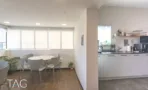 פינת אוכל עם שולחן עגול ליד המטבחון במשרד להשכרה בשדרות רוטשילד