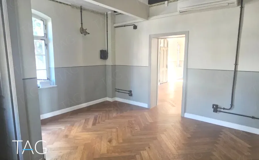 חדר עבודה עם פרקט אדרה ופתח לחדר סמוך במשרד 330 מ