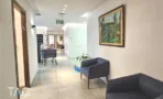 לובי המתנה עם ספות ומסדרון פנימי מואר - משרד למכירה 500 מר בציר יגאל אלון תל אביב