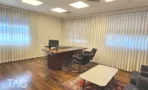 חדר עבודה עם שולחן עץ ווילון אנכי לאורך החזית - משרד למכירה 500 מר בציר יגאל אלון תל אביב