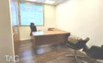 חדר עבודה קטן עם שולחן בצורת ר וכורסאות - משרד למכירה 500 מר בציר יגאל אלון תל אביב