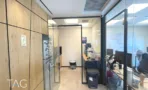 פינת מטבחון בקיר עץ מחורץ במשרד 147 מ״ר במגדל רסיטל
