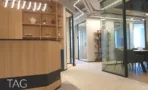 עמדת קבלה בACRO BUSINESS CAMPUS עם דלפק עץ, כוורת תצוגה ותאורה דקורטיבית - תג נכסים