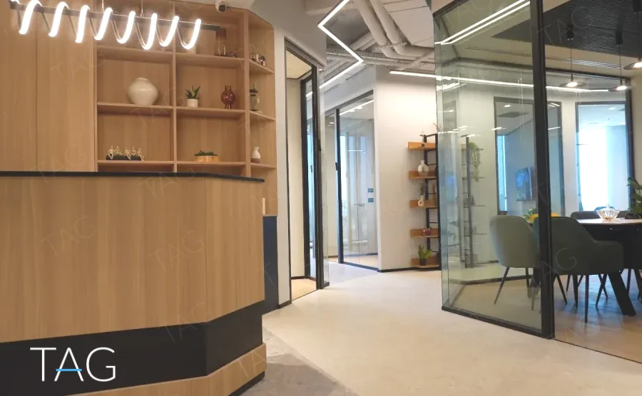 עמדת קבלה בACRO BUSINESS CAMPUS עם דלפק עץ, כוורת תצוגה ותאורה דקורטיבית - תג נכסים