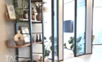 פינת ישיבה בACRO BUSINESS CAMPUS עם כוורת מדפים, צמחייה ומחיצות זכוכית - תג נכסים