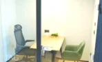 חדר שיחות קטן בACRO BUSINESS CAMPUS עם שולחן, כיסא ארגונומי וכורסה ירוקה - תג נכסים